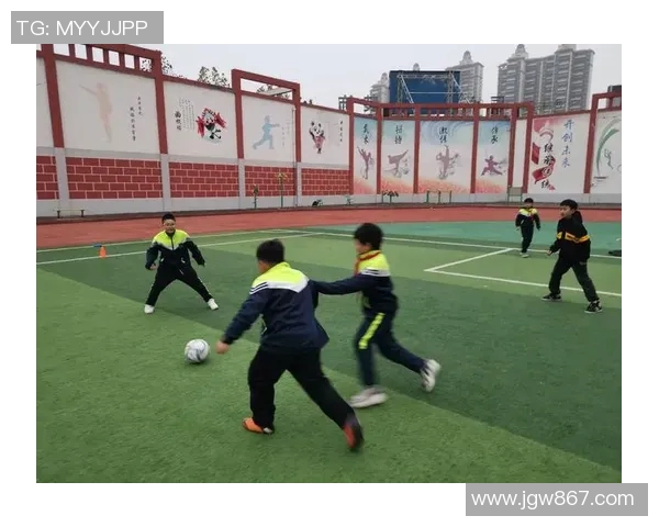 小孩足球球星默契配合展现成长与梦想的力量