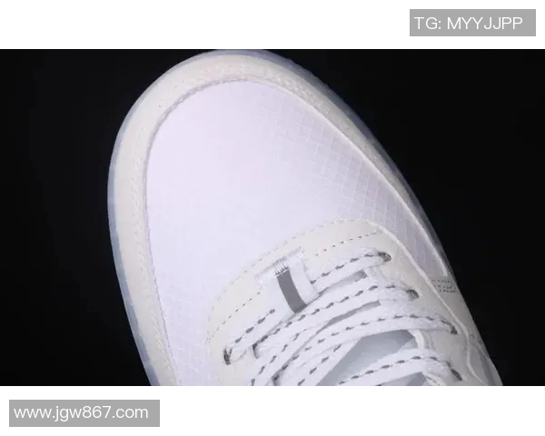 足球巨星穿空军一号服饰亮相 引领潮流与运动风尚的完美融合